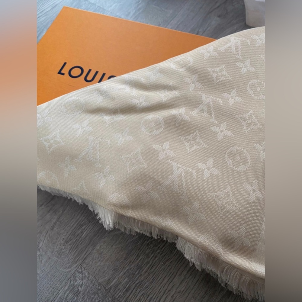 Louis Vuitton Shawl in White